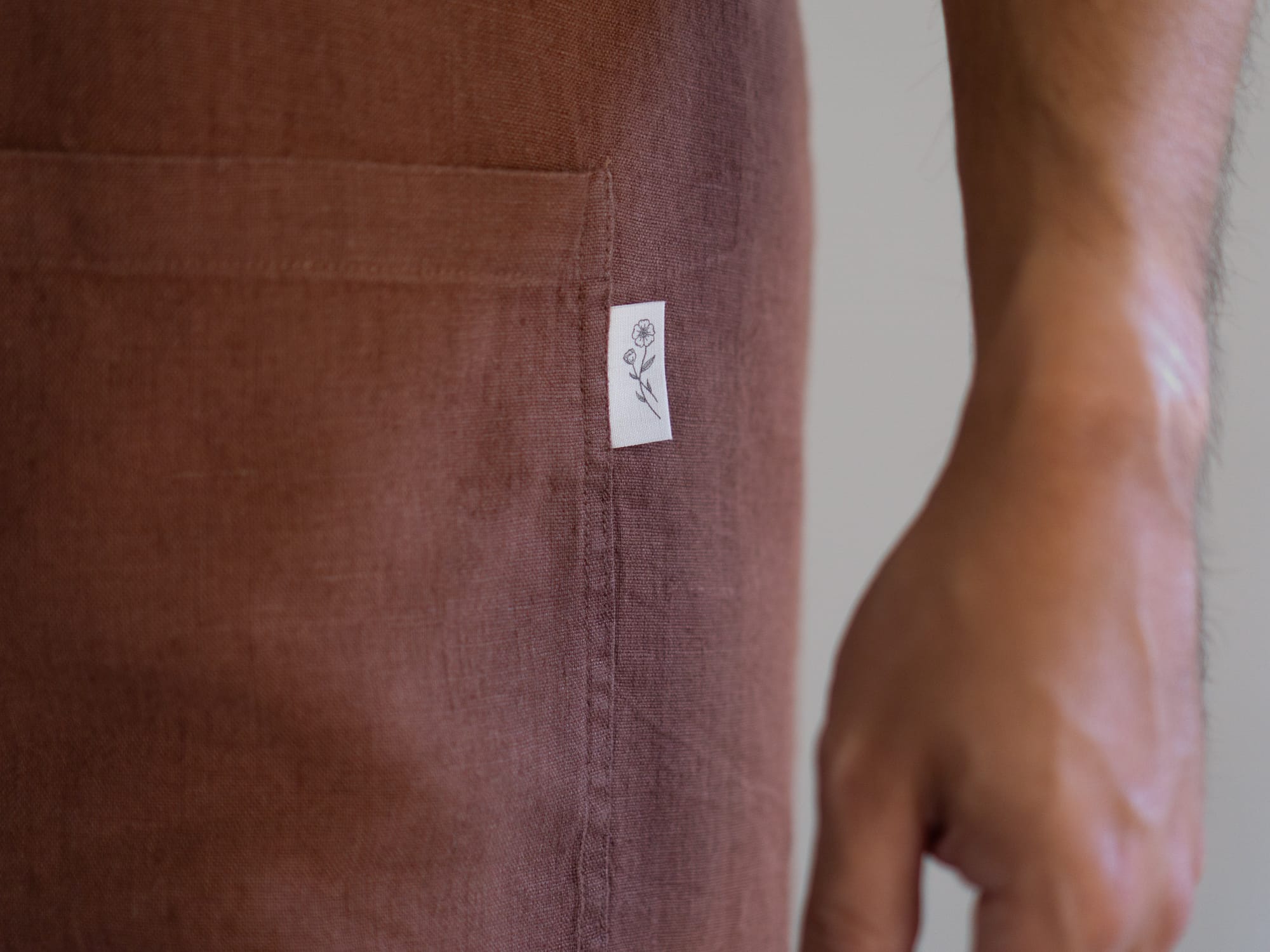 100% linnen - Keukenschort - Schort met kruisrug - Twee zakken - Cacaobruin - Linnen Label